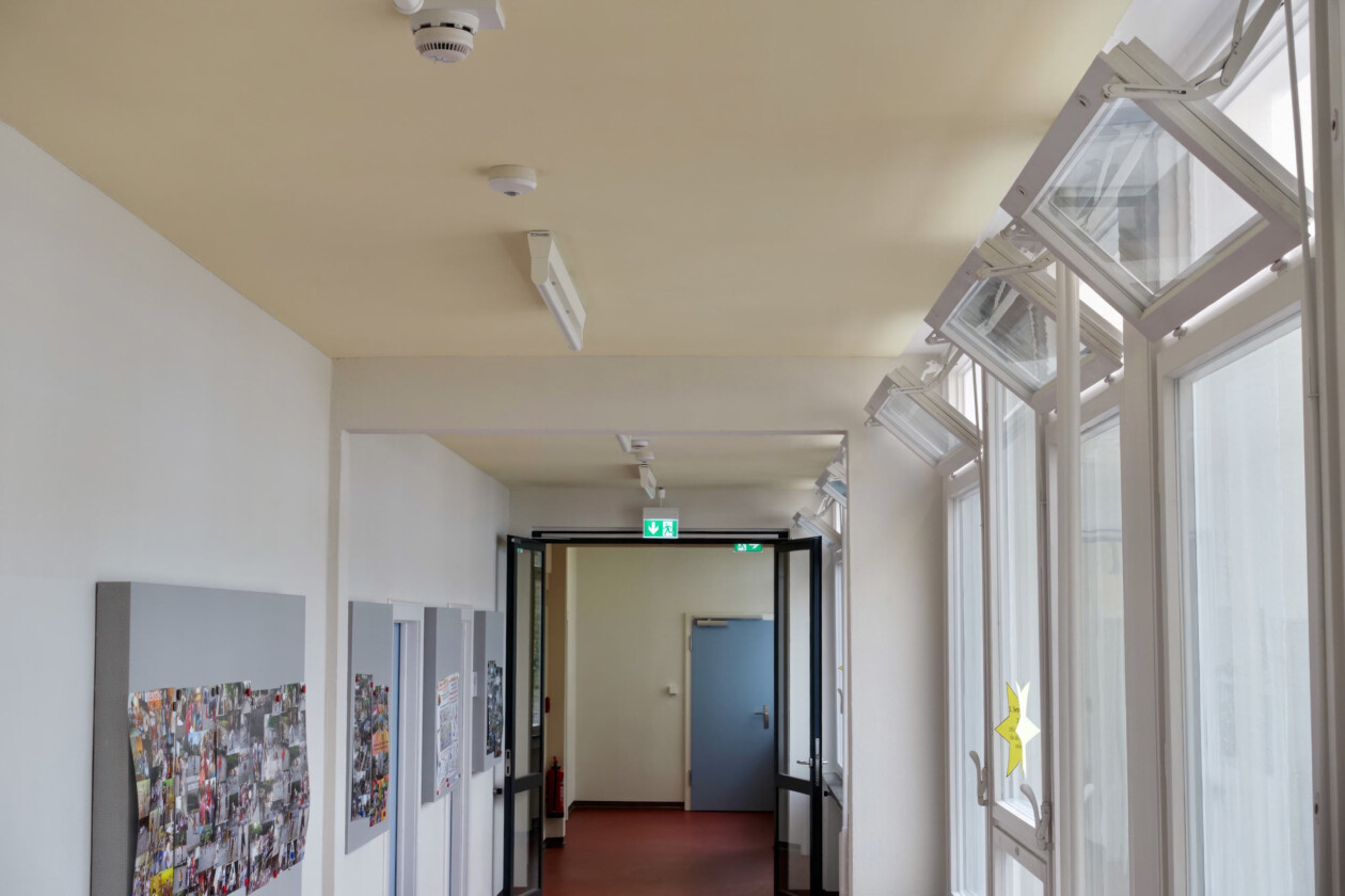 Dekozell Flexopanel Akustikputz-Decke im Schulflur, Referenzobjekt Grundschule Dresden